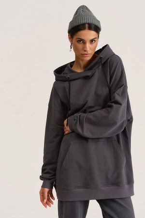 Худи РРЦ - 4326руб.! графит Размер единый: 44-48. Практичное худи onesize свободного силуэта со спущенной линией плеча. Выполнен из трикотажного полотна футер 2-х нитка. Вырез горловины овальной формы