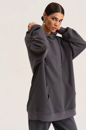 Худи РРЦ - 4326руб.! графит Размер единый: 44-48. Практичное худи onesize свободного силуэта со спущенной линией плеча. Выполнен из трикотажного полотна футер 2-х нитка. Вырез горловины овальной формы