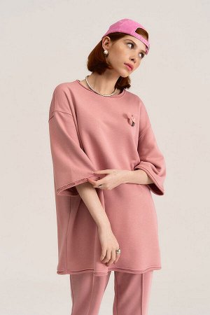 Футболка РРЦ - 2934руб.! пудра Размер единый: 44-48. Футболка onesize с декоративным съмным декором, выполнена в двух цветах из футера 3-х нитки петля/диагональ. Спущенная линия плеча, овальная форма 