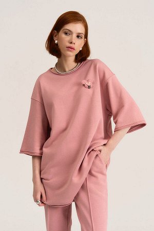 Футболка РРЦ - 2934руб.! пудра Размер единый: 44-48. Футболка onesize с декоративным съмным декором, выполнена в двух цветах из футера 3-х нитки петля/диагональ. Спущенная линия плеча, овальная форма 