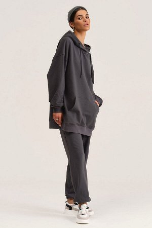 Худи РРЦ - 4326руб.! графит Размер единый: 44-48. Практичное худи onesize свободного силуэта со спущенной линией плеча. Выполнен из трикотажного полотна футер 2-х нитка. Вырез горловины овальной формы