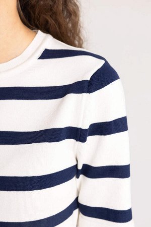 Приталенный свитер в полоску с короткими рукавами и круглым вырезом