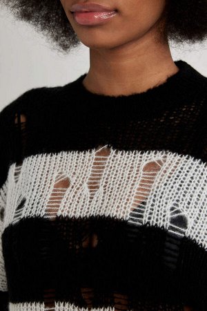 Полосатый ажурный свитер оверсайз с круглым вырезом