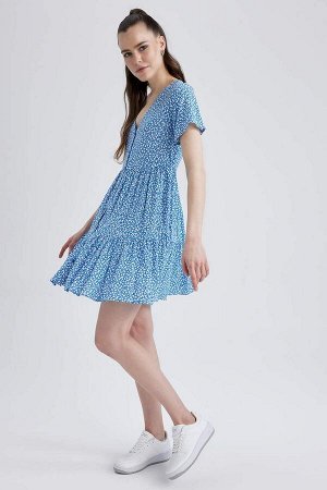 Мини-платье с короткими рукавами и V-образным вырезом