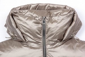 Куртка Женская короткая куртка из мягкой ткани с благородным блеском со съёмным капюшоном. Центральная застежка на металлическую молнию. В рукавах трикотажные манжеты. Утеплитель синтепух-синтетически
