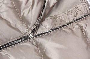 Куртка Женская короткая куртка из мягкой ткани с благородным блеском со съёмным капюшоном. Центральная застежка на металлическую молнию. В рукавах трикотажные манжеты. Утеплитель синтепух-синтетически