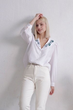 Блуза с вышивкой белая