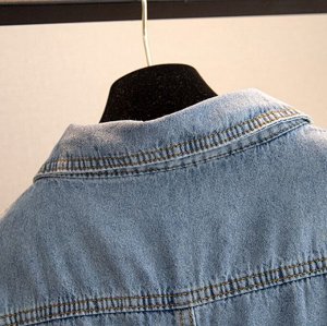 Женское джинсовое платье с пуговицами и накладными карманами, синий