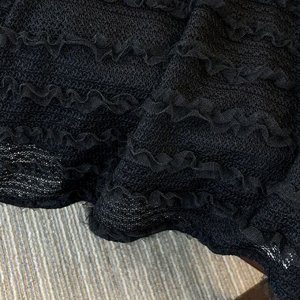 Женское кружевное платье с короткими рукавами, декорировано рюшами, черный