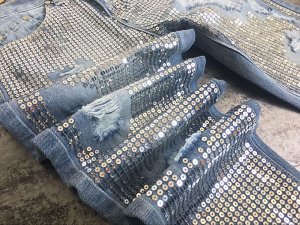 Женские прямые голубые джинсы с шикарной вышивкой