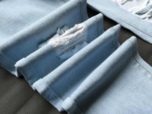 Женские светло-голубые джинсы с дырками
