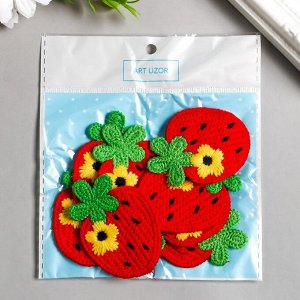 Декор для творчества текстиль вышивка "Клубничка с цветком" 6х4,5 см