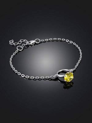 Красивый браслет-цепочка с миниатюрным колечком, украшенным огранённым янтарём «Баккара»