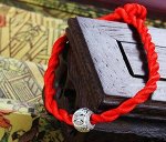 Красная нить с шармом