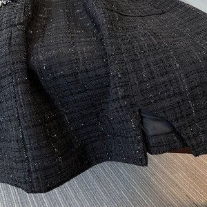 Женский твидовый костюм-двойка: жакет с накладными карманами, декорирован бусинами + сарафан с разрезом и накладными карманами, черный