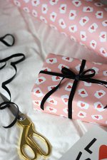 Бумага упаковочная, бумага тишью, ленты: упаковка подарков