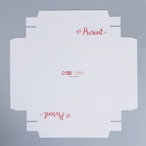 Коробка кондитерская для муссовых пирожных «Present», 17.8 х 17.8 х 6.5 см