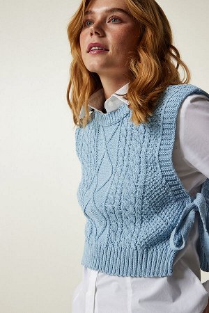 Женский укороченный трикотажный свитер небесно-голубого цвета с завязками и мотивом MW00131