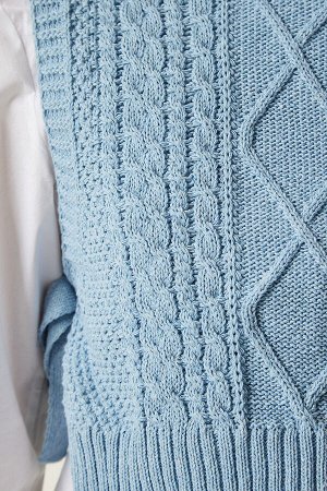 Женский укороченный трикотажный свитер небесно-голубого цвета с завязками и мотивом MW00131