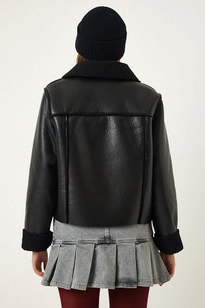 Черная куртка из искусственной кожи с широкими карманами и меховым воротником TP00027