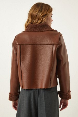 Женская светло-коричневая куртка из искусственной кожи с широкими карманами и меховым воротником TP00027