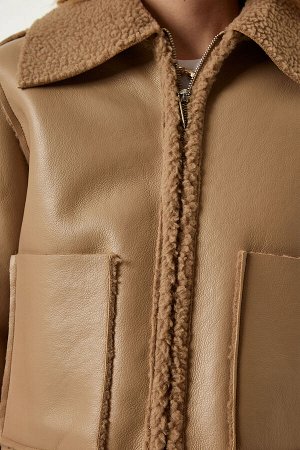 Бежевая куртка из искусственной кожи с широкими карманами и меховым воротником TP00027