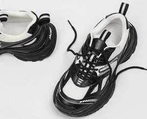 Женские кроссовки на шнурках