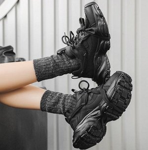 Женские кроссовки на шнурках