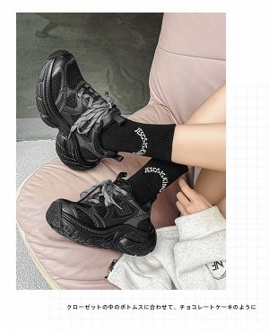 Женские кроссовки с текстильными вставками, на шнурках