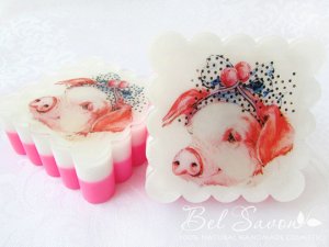 * Ароматное мыло ручной работы с водорастворимой картинкой, которая печатается пигментами на специальной водорастворимой бумаге, не расплывается, сохраняется почти до конца использования.

Размеры: 6 