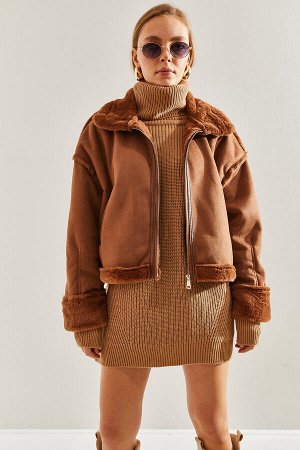 Женское замшевое пальто с меховым боковым карманом и окантовкой