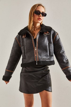 Женское короткое ламинированное пальто с окантовкой 2334