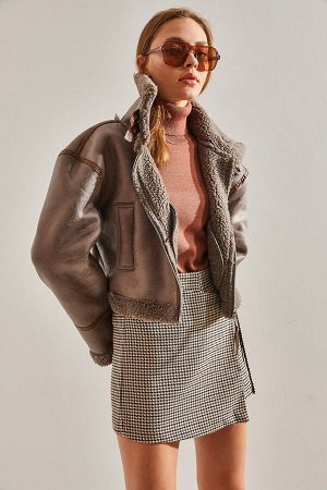 Женское короткое ламинированное пальто с окантовкой 2334