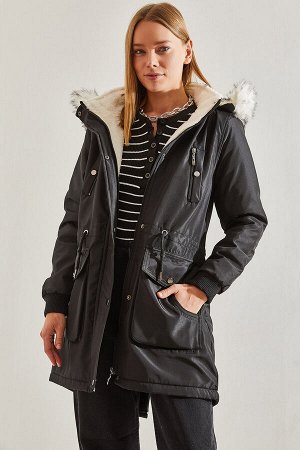 Женское эластичное пуховое пальто с меховыми рукавами и капюшоном