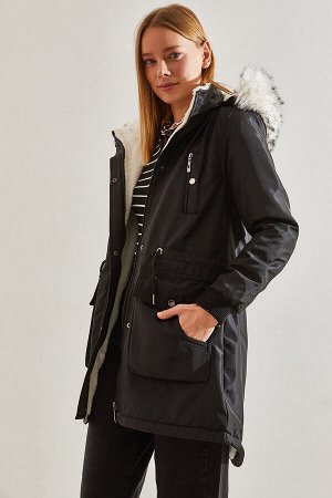 Женское эластичное пуховое пальто с меховыми рукавами и капюшоном