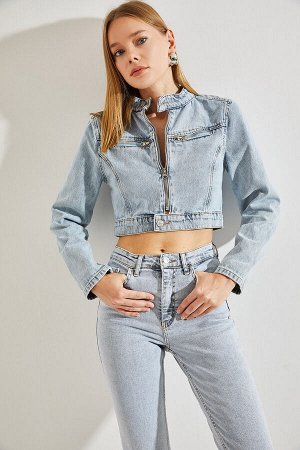 Женская джинсовая куртка с воротником-стойкой и карманами на молнии