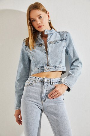 Женская джинсовая куртка с воротником-стойкой и карманами на молнии