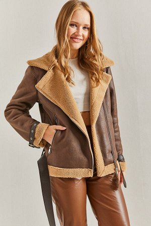 Женское пальто из ламинированной замши с рукавами с поясом и меховыми кончиками