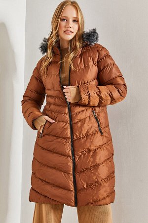 Женское длинное пальто с меховым капюшоном