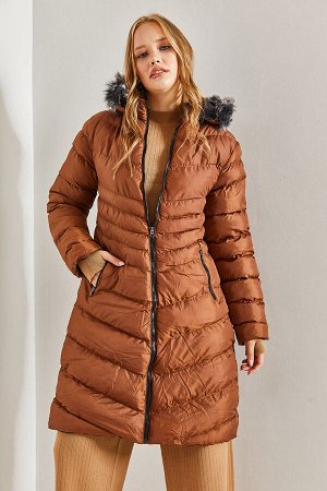 Женское длинное пальто с меховым капюшоном