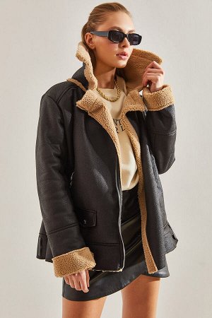 Женское кожаное пальто с двубортным воротником и меховыми карманами