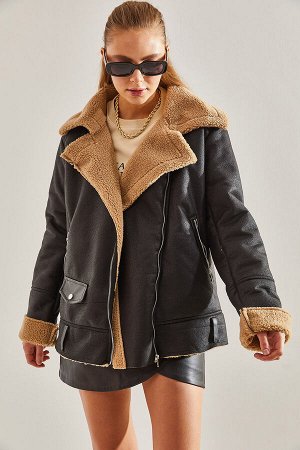 Женское кожаное пальто с двубортным воротником и меховыми карманами