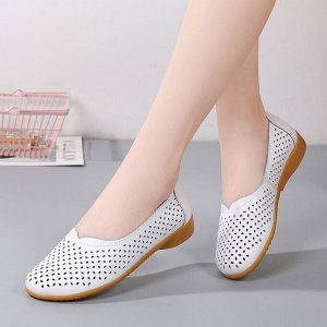 Женские закрытые туфли с декоративными перфорацией и вырезом, без каблука, цвет белый