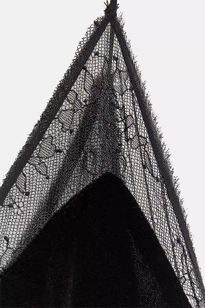 Женское черное вечернее платье на тонких бретелях