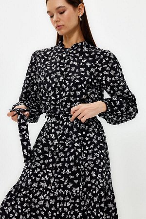 платье на подкладке с цветочным узором, юбка с черным поясом