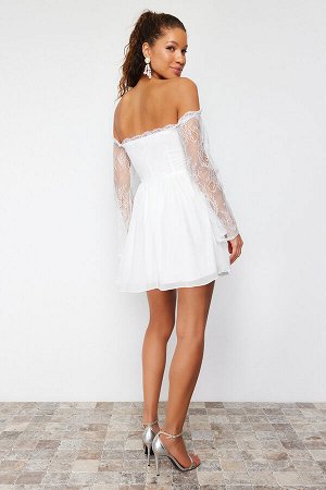 Trendyomilla Белое шифоновое  шикарное вечернее платье с открытой талией и сетчатой подкладкой для фигуриста