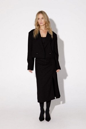 Костюм Костюм Pirs 4965 черный 
Состав: Вискоза-55%; ПЭ-45%;
Сезон: Весна
Рост: 164

Модель отшивается под заказ. Срок пошива от 10-20 дней.Костюм-двойка из укороченного оверсайз жакета с расширенным