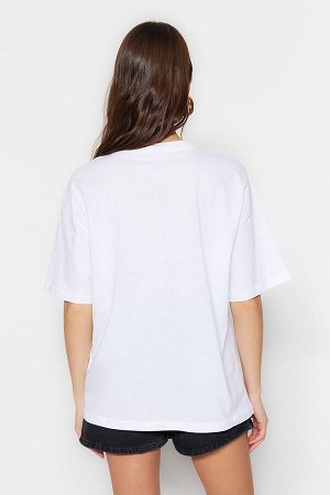 Белая трикотажная футболка свободного покроя с круглым вырезом из 100% хлопка с ярким принтом и широким вырезом