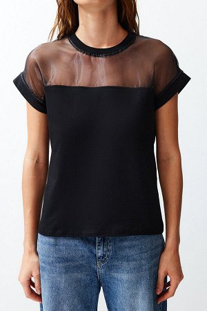 Черная футболка из органзы с круглым вырезом и детальным узором обычного/нормального цвета
