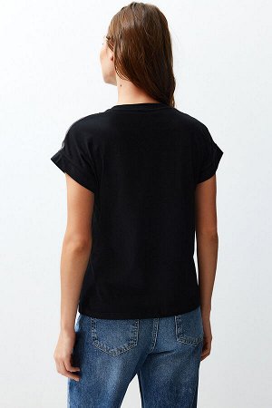 Черная футболка из органзы с круглым вырезом и детальным узором обычного/нормального цвета